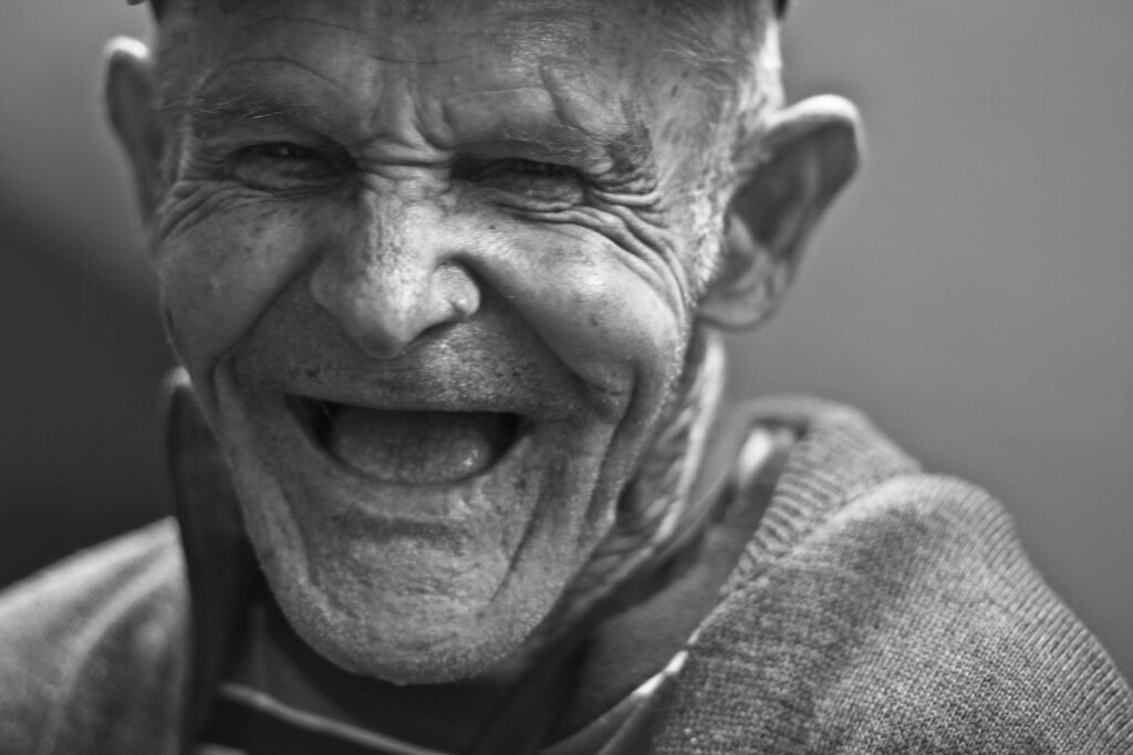 Photo by Flickr on <a href="https://www.pexels.com/de-de/foto/altere-auge-erwachsener-frohlich-156731/" rel="nofollow">Pexels.com</a>