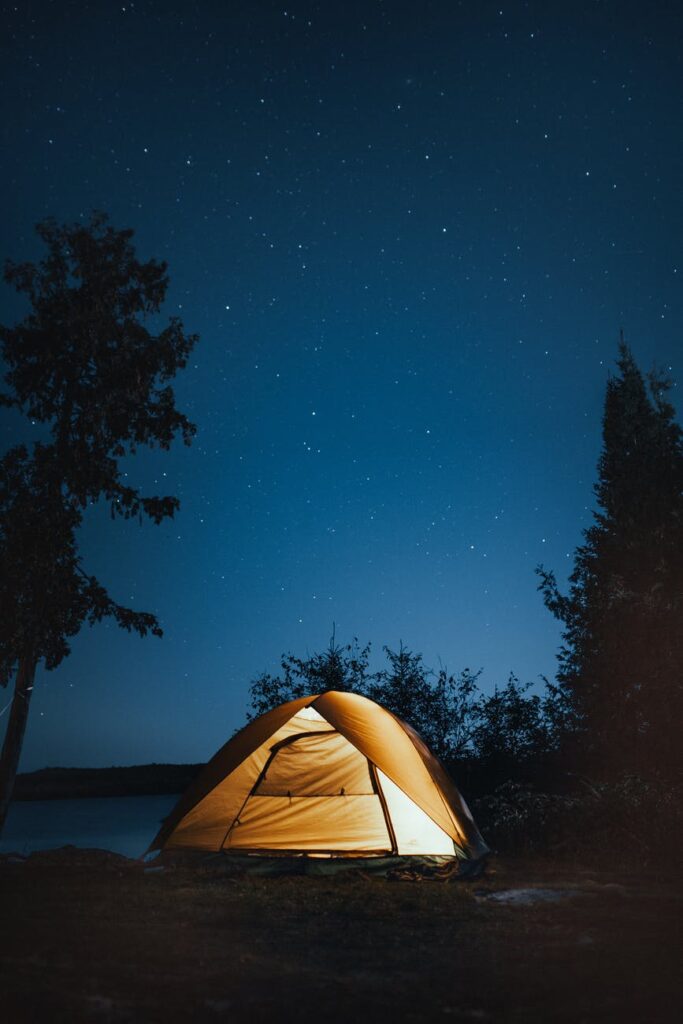 Photo by Josh Hild on <a href="https://www.pexels.com/de-de/foto/foto-des-zeltes-bei-nahen-baumen-2422265/" rel="nofollow">Pexels.com</a>
